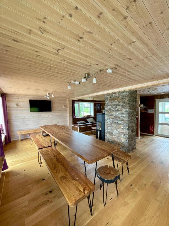 TV a/nebo společenská místnost v ubytování Ecolodge Båthuset 69Nord