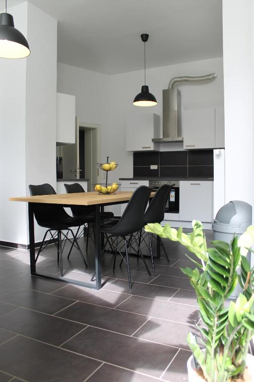 a dining room with a table and chairs at Großzügiges Zimmer im Zentrum mit 2 Betten in Paderborn