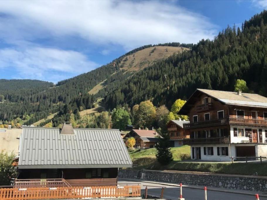 une grande maison avec une montagne en arrière-plan dans l'établissement Isabela 63 - Multipass inclu, à Châtel