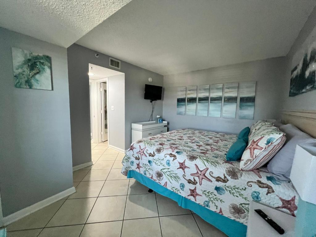 ein Schlafzimmer mit einem Bett und einem gefliesten Boden in der Unterkunft Oceanfront Luxury 2BR King Suite Atlantica Resort in Myrtle Beach