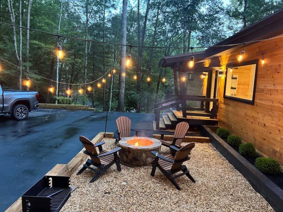 Zahrada ubytování Modern Mountain Getaway with Hot Tub, Fire Pit