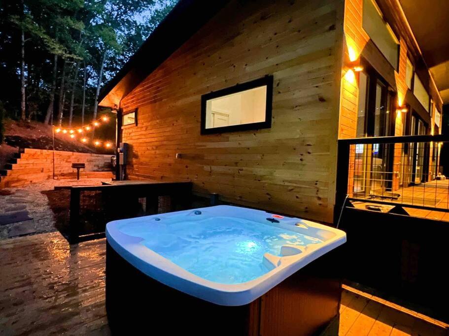 Fotografie z fotogalerie ubytování Modern Mountain Getaway with Hot Tub, Fire Pit v destinaci Sautee Nacoochee