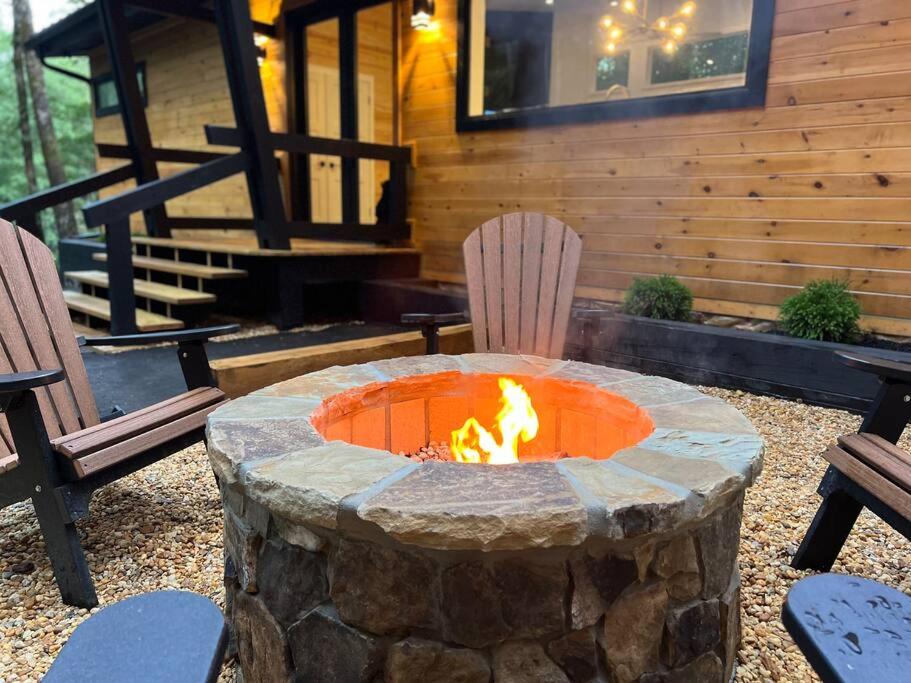 Fotografie z fotogalerie ubytování Modern Mountain Getaway with Hot Tub, Fire Pit v destinaci Sautee Nacoochee