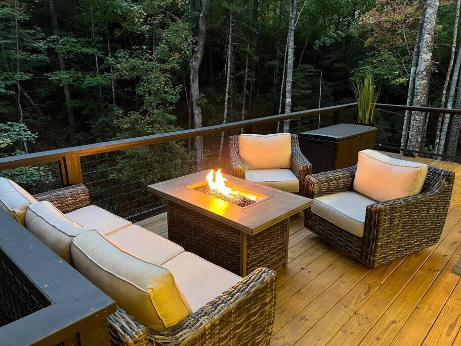 Posezení v ubytování Modern Mountain Getaway with Hot Tub, Fire Pit