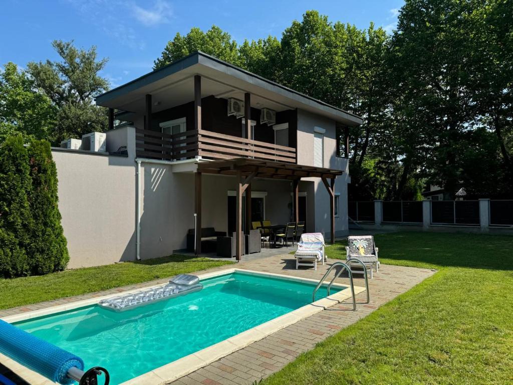 Bazén v ubytování Luxury villa with pool nebo v jeho okolí