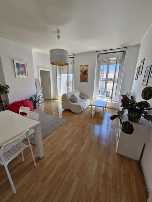 un salon avec une table et un canapé dans l'établissement Le lumineux P2 de ST Guilhem, à Montpellier