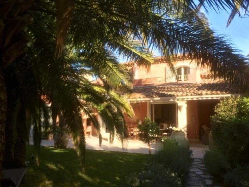 une maison avec un palmier devant dans l'établissement Villa Équipée avec Jardin à 50m de la Plage et Commerces - FR-1-100-238, à Cavalaire-sur-Mer
