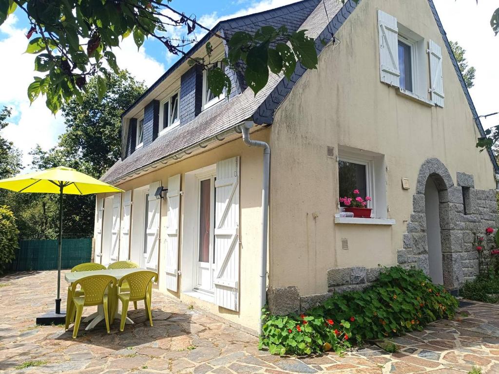 プルームール・ボドゥーにあるMaison avec WIFI, jardin clos, terrasse, à 600m de la plage - Pleumeur-Bodou - FR-1-368-425の家の隣のテーブルと椅子