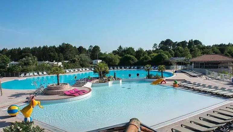 une grande piscine dans un complexe dans l'établissement La Réserve 4 étoiles à Gastes emplacement 147 2CH 1SDB 6 personnes, à Gastes