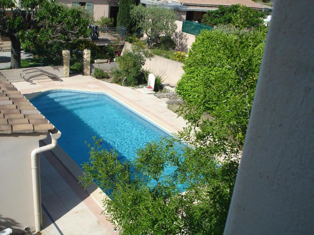 - une vue sur la piscine située à côté d'un bâtiment dans l'établissement La maison de Bernadette, à Pernes-les-Fontaines