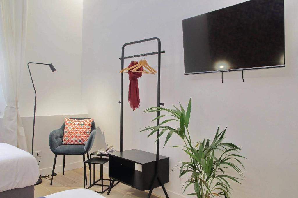 Televízia a/alebo spoločenská miestnosť v ubytovaní Redseven Rome Apartments