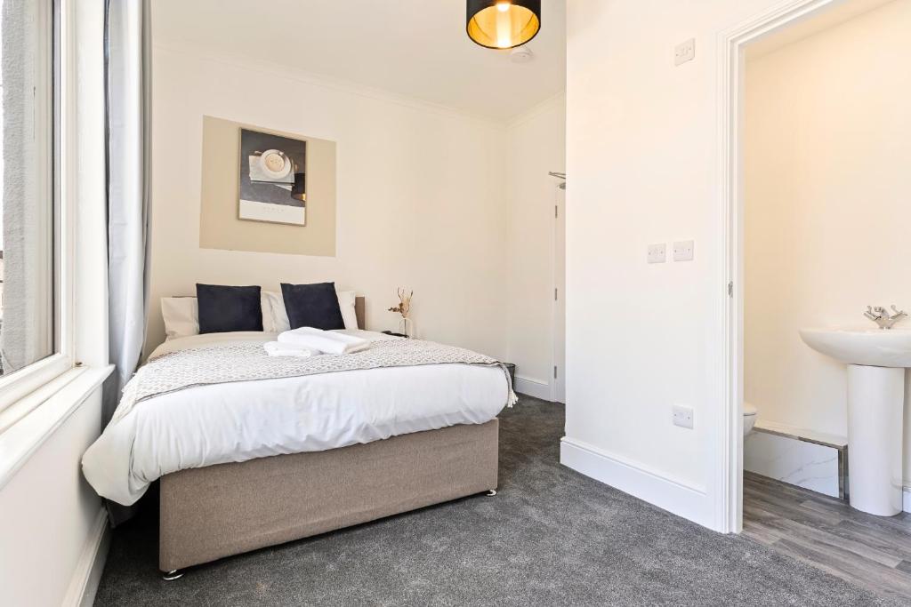 Suite 4 Central Location Private Ensuite, Smart TV, Fast Wifi and