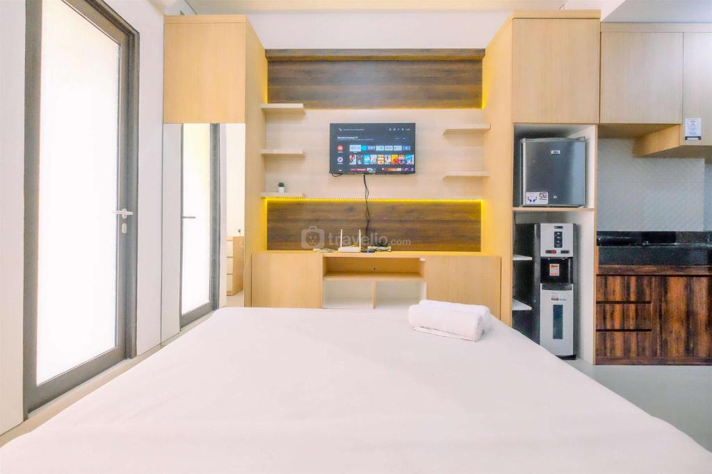 Homey and Well Design Studio Transpark Cibubur Apartment By Travelio ...