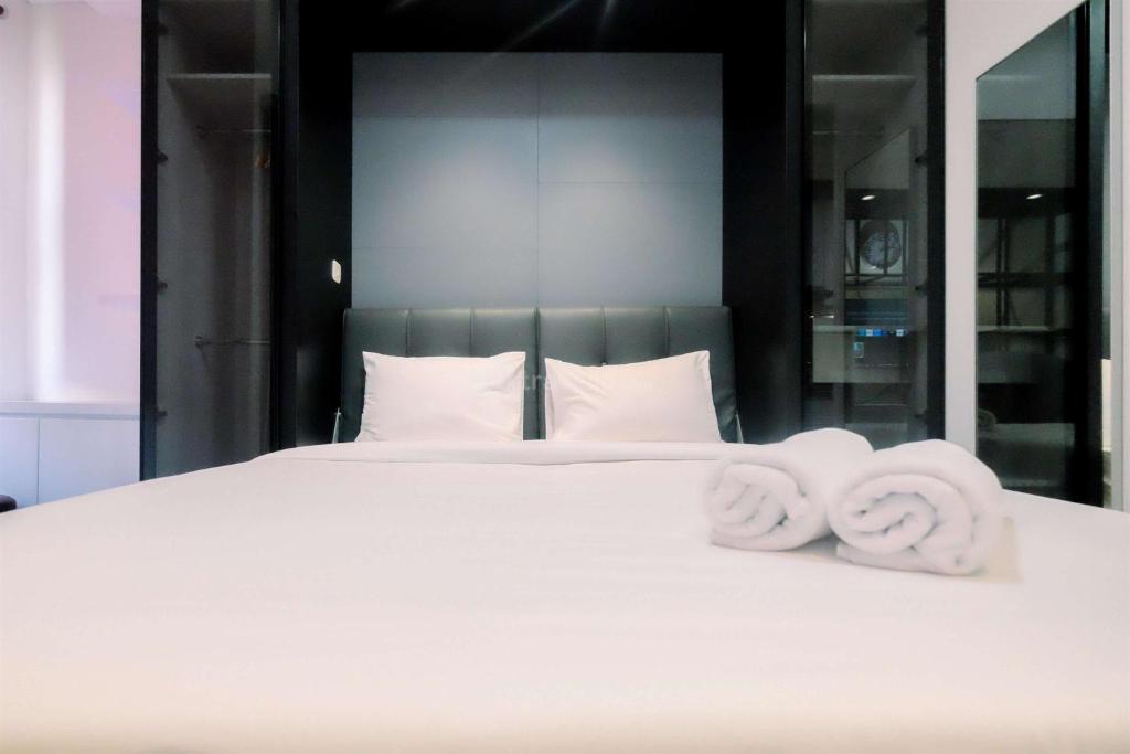 Ένα ή περισσότερα κρεβάτια σε δωμάτιο στο Cozy Stay Studio Transpark Cibubur Apartment By Travelio