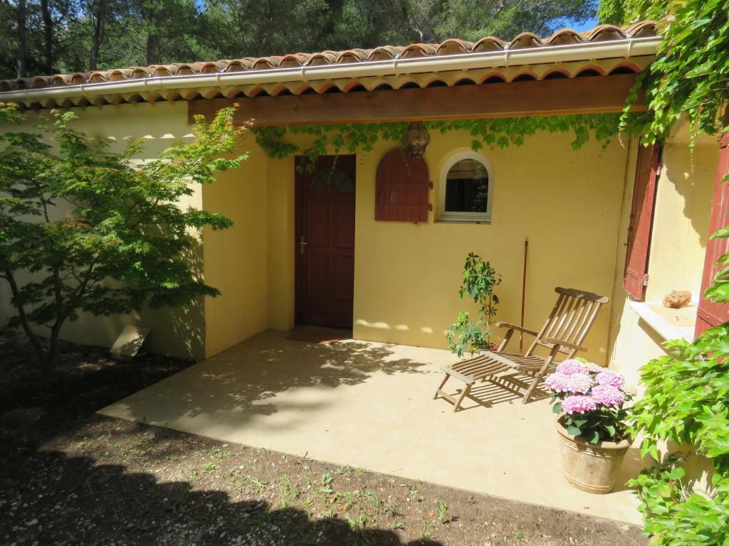 une terrasse avec 2 chaises à l'extérieur d'une maison. dans l'établissement Le Vendémiaire, à Cassis