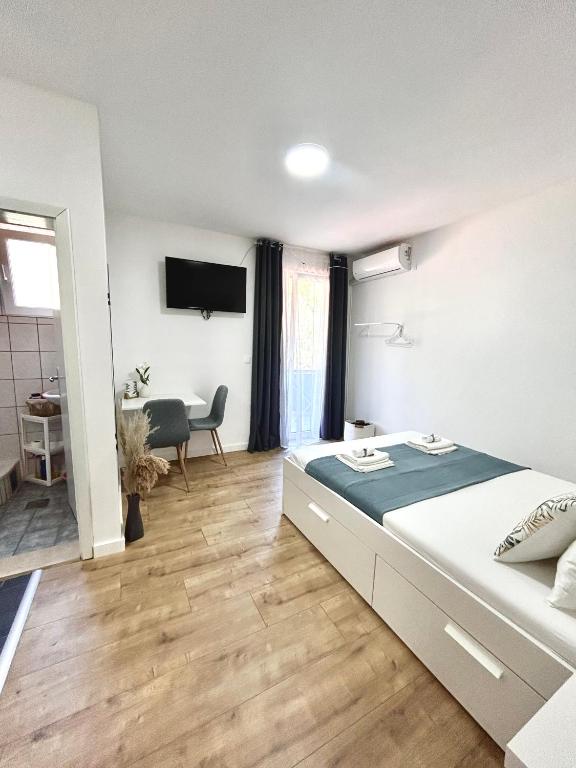 Postel nebo postele na pokoji v ubytování Studio apartments RAFAEL - 4 minutes to the beach