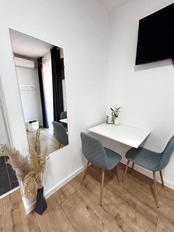 TV a/nebo společenská místnost v ubytování Studio apartments RAFAEL - 4 minutes to the beach