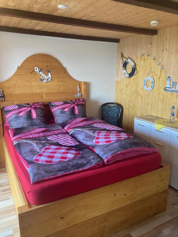 Postel nebo postele na pokoji v ubytování Klewenalp Ausflugs-Ski-Pistenhotel Klewenstock