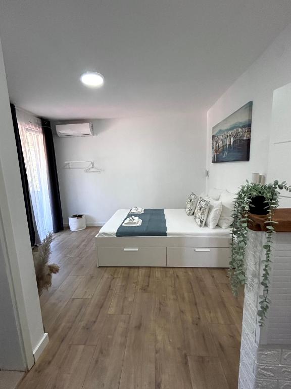 Postel nebo postele na pokoji v ubytování Studio apartments RAFAEL - 4 minutes to the beach