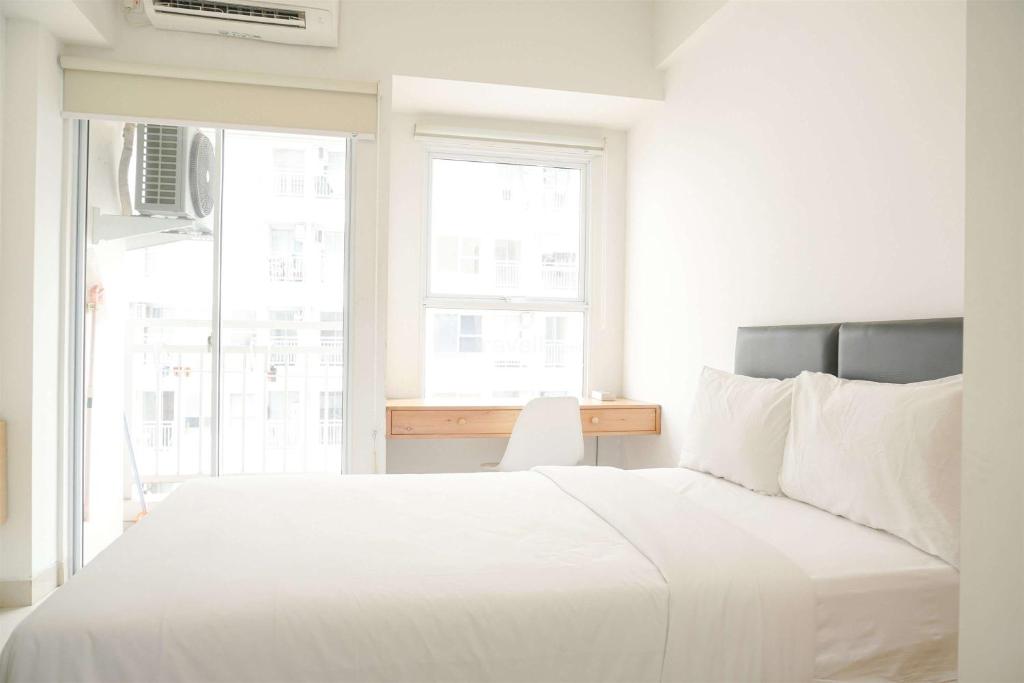 Ένα ή περισσότερα κρεβάτια σε δωμάτιο στο Modern and Nice Studio Citra Living Apartment By Travelio