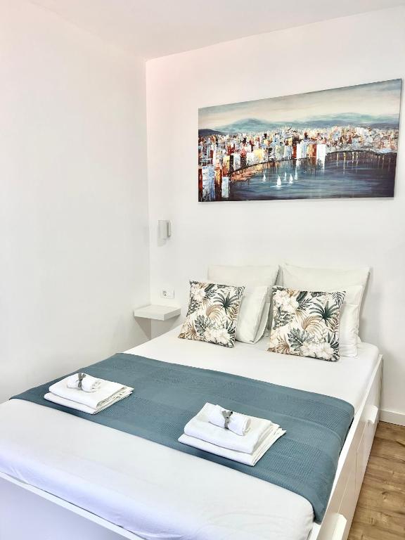Postel nebo postele na pokoji v ubytování Studio apartments RAFAEL - 4 minutes to the beach
