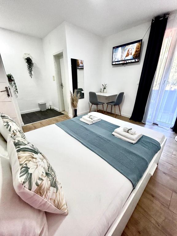 Postel nebo postele na pokoji v ubytování Studio apartments RAFAEL - 4 minutes to the beach