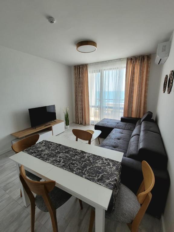 TV a/nebo společenská místnost v ubytování ONYX 1 Private Apartment Kralev