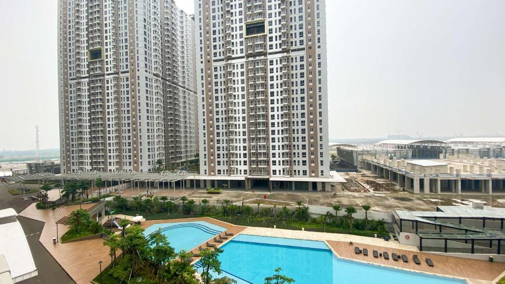 La alberca dentro o cerca de Simply Studio at 18th Floor Tokyo Riverside PIK 2 Apartment By Travelio