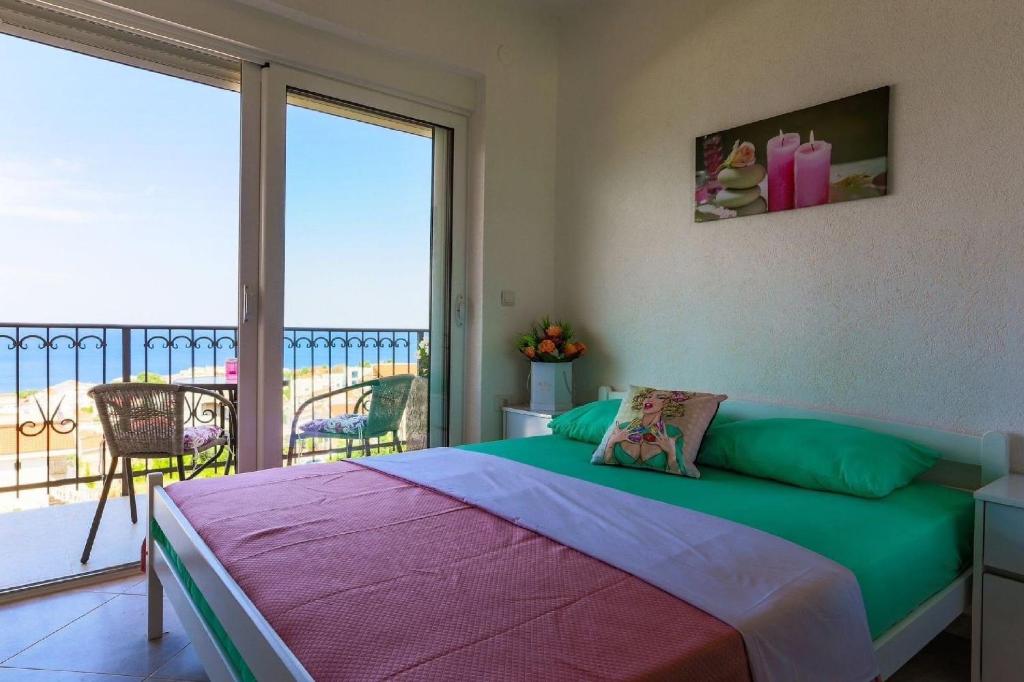 Postel nebo postele na pokoji v ubytování MarBok Apartments with SeaView