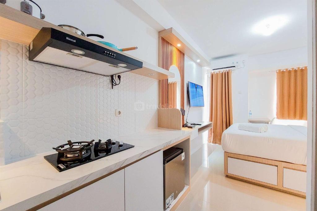 Modern Look Studio At Urbantown Serpong Apartment By Travelio Modern Look Studio At Urbantown Serpong Apartment By Travelio