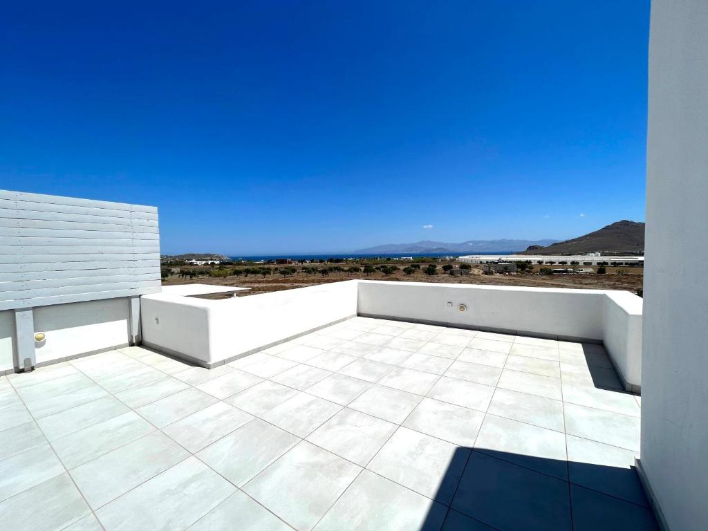 Balkón nebo terasa v ubytování Quiet 2-bedroom sea view villa with shared pool
