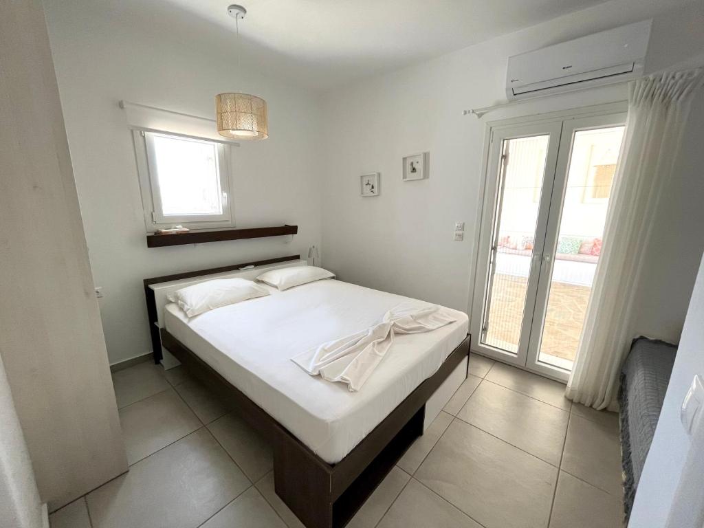Postel nebo postele na pokoji v ubytování Quiet 2-bedroom sea view villa with shared pool