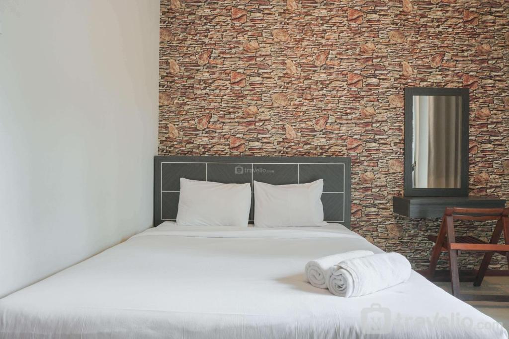 Postel nebo postele na pokoji v ubytování Good Choice for 1BR Apartment at Thamrin Residence By Travelio