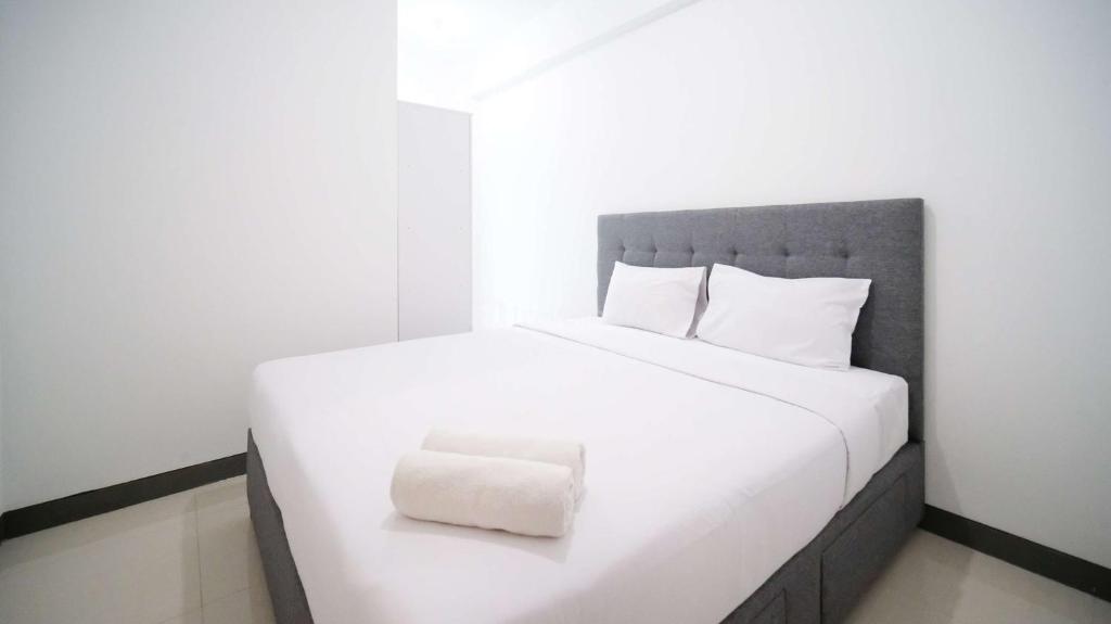 Voodi või voodid majutusasutuse Compact and Homey 2BR at Benson Supermall Mansion Apartment By Travelio toas