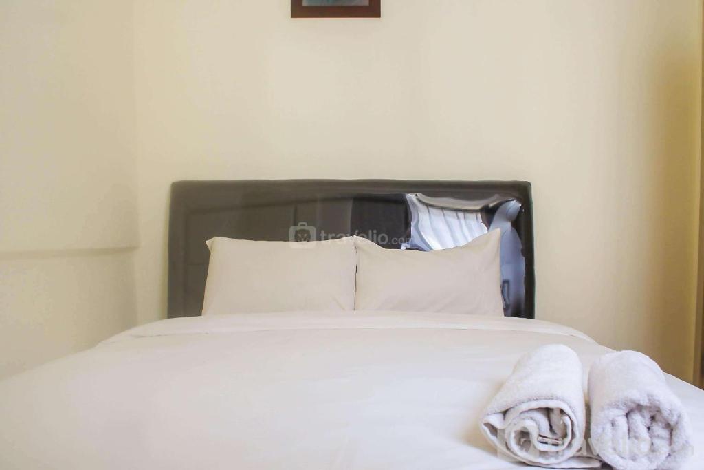Postel nebo postele na pokoji v ubytování Luxury 2BR at Meikarta Apartment By Travelio
