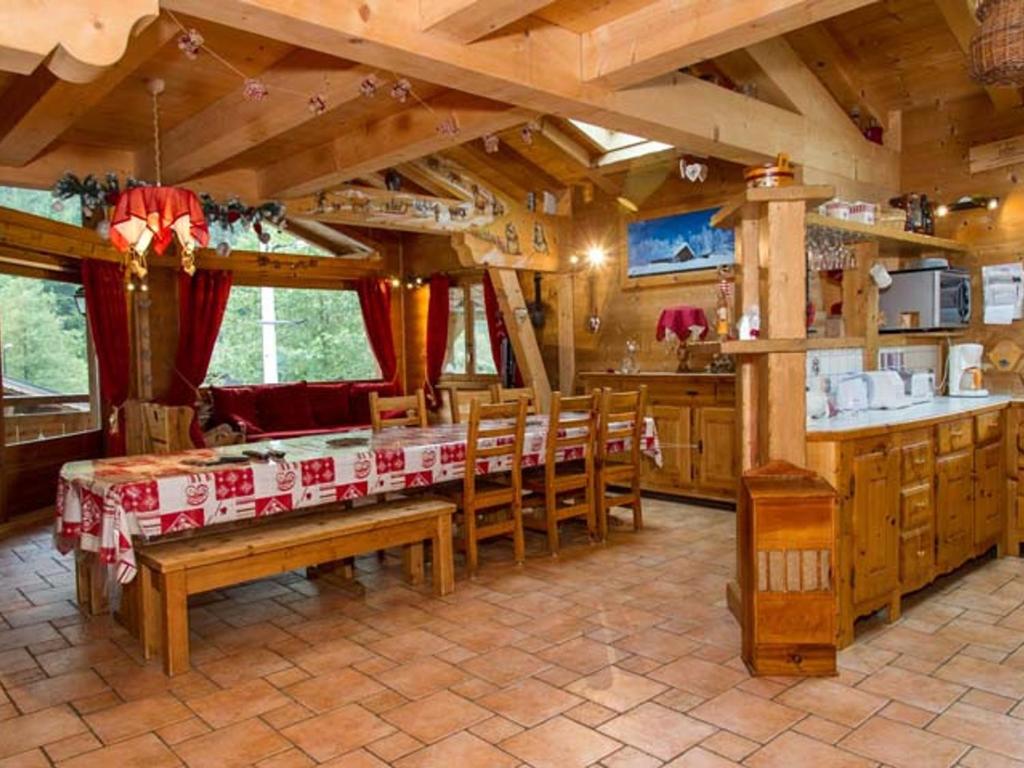 - une cuisine avec des tables et des chaises en bois dans la chambre dans l'établissement Chalet 8 pièces, 16 pers, proche village, parking, WiFi, animaux admis - FR-1-676-112, à Châtel