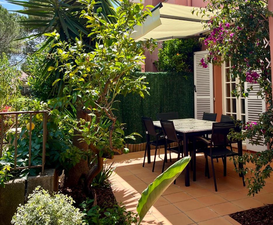 Photo de la galerie de l'établissement Village typique - piscine - grande terrasse ombragée - logement climatisé, à Mougins