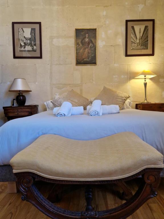 une chambre avec deux lits avec un grand matelas dans l'établissement Le Presbytère de Maître Jacques, à Arles