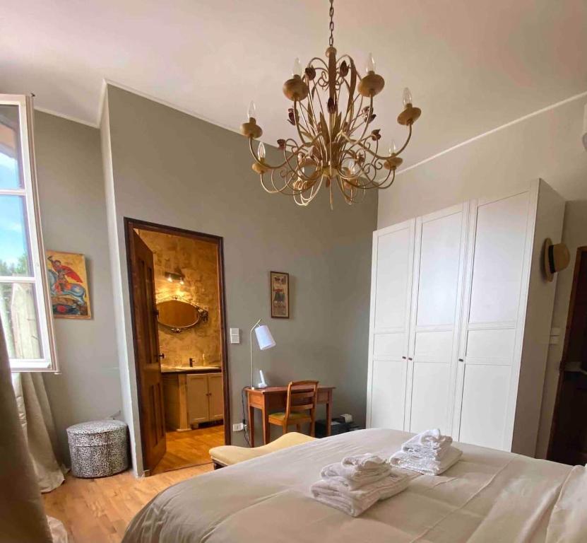 Ein Bett oder Betten in einem Zimmer der Unterkunft Le Presbytère de Maître Jacques