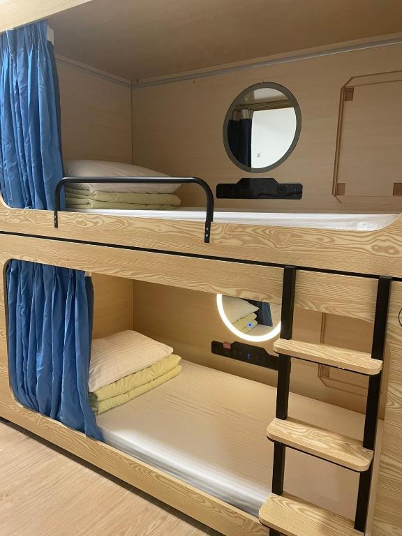 Palanda nebo palandy na pokoji v ubytování Hi Backpackers (Hong Kong Hostel Group)