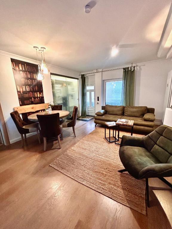 a living room with a couch and a table at Oase am Pferdemarkt - exklusives Wohnen im Herzen Ostfrieslands - Luxus und Wohlfühlatmosphäre in Aurich