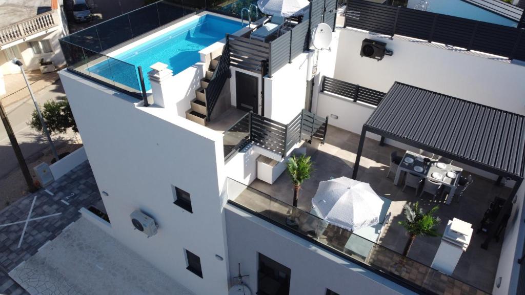 vista sul tetto di un edificio bianco con piscina di Vila Biser Vodice a Vodice