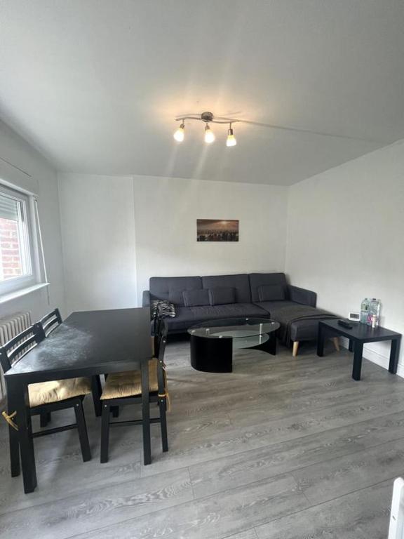un salon avec un canapé et une table dans l'établissement Appartement COSY, à Neuilly-sur-Seine