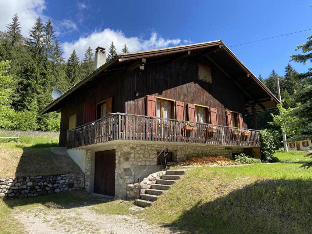 a house with a balcony on the side of it at Chalet Tornede in Stabiziane