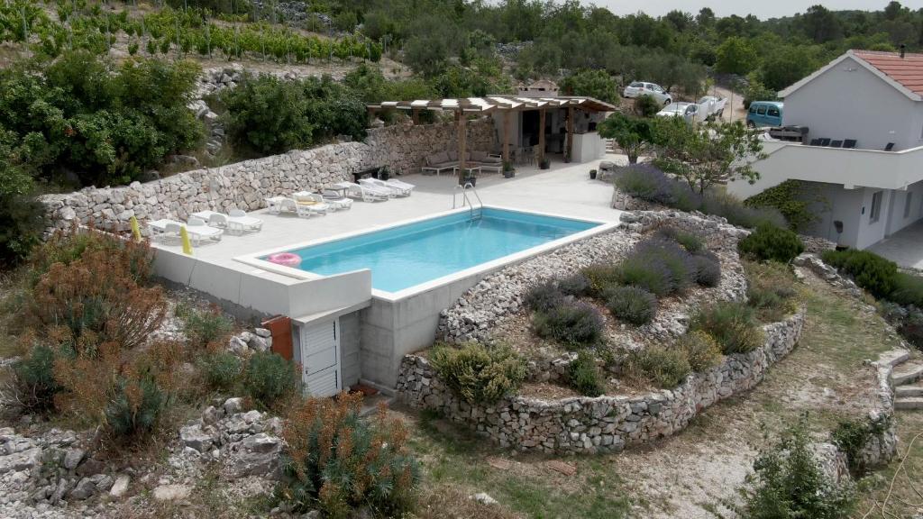 Bazén v ubytování B&B On The Rocks nebo v jeho okolí