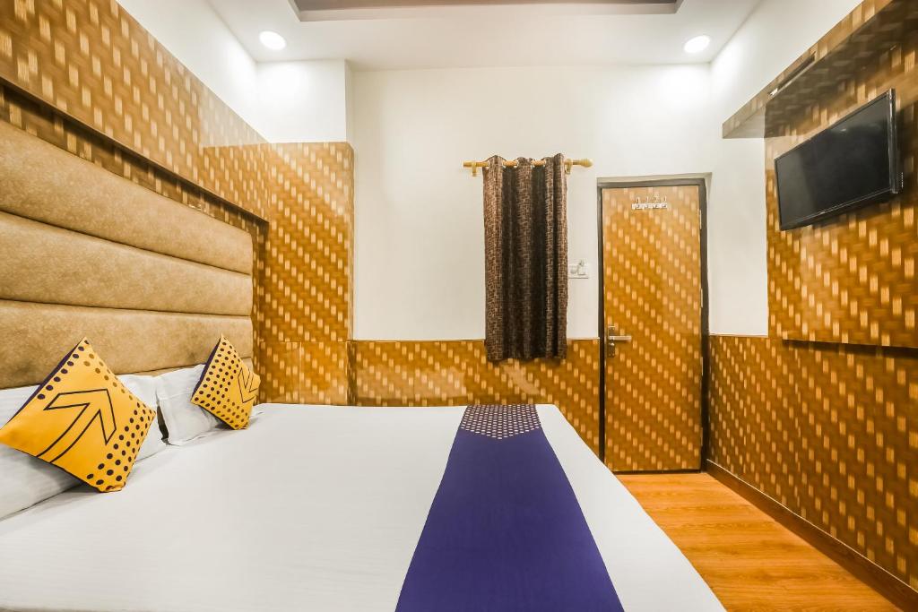 Postel nebo postele na pokoji v ubytování Hotel Silver Palace