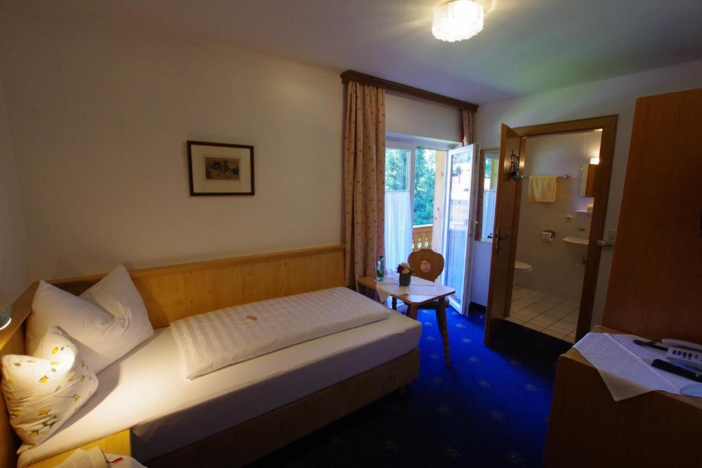 Postel nebo postele na pokoji v ubytování Hotel-Pension Heike
