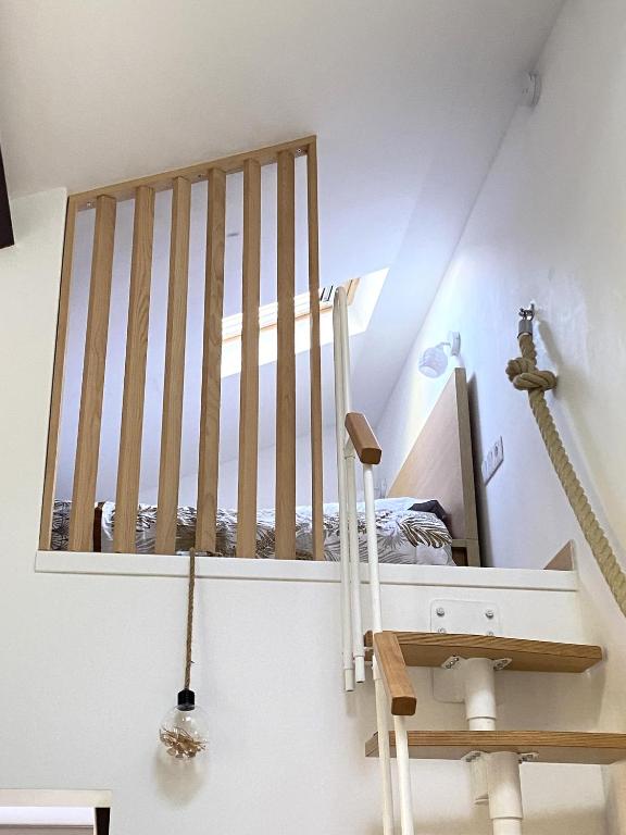 Postel nebo postele na pokoji v ubytování The Little Oak - tiny house with bed on mezzanine & terrace - from 1 to 4 p Disney, Paris & CDG