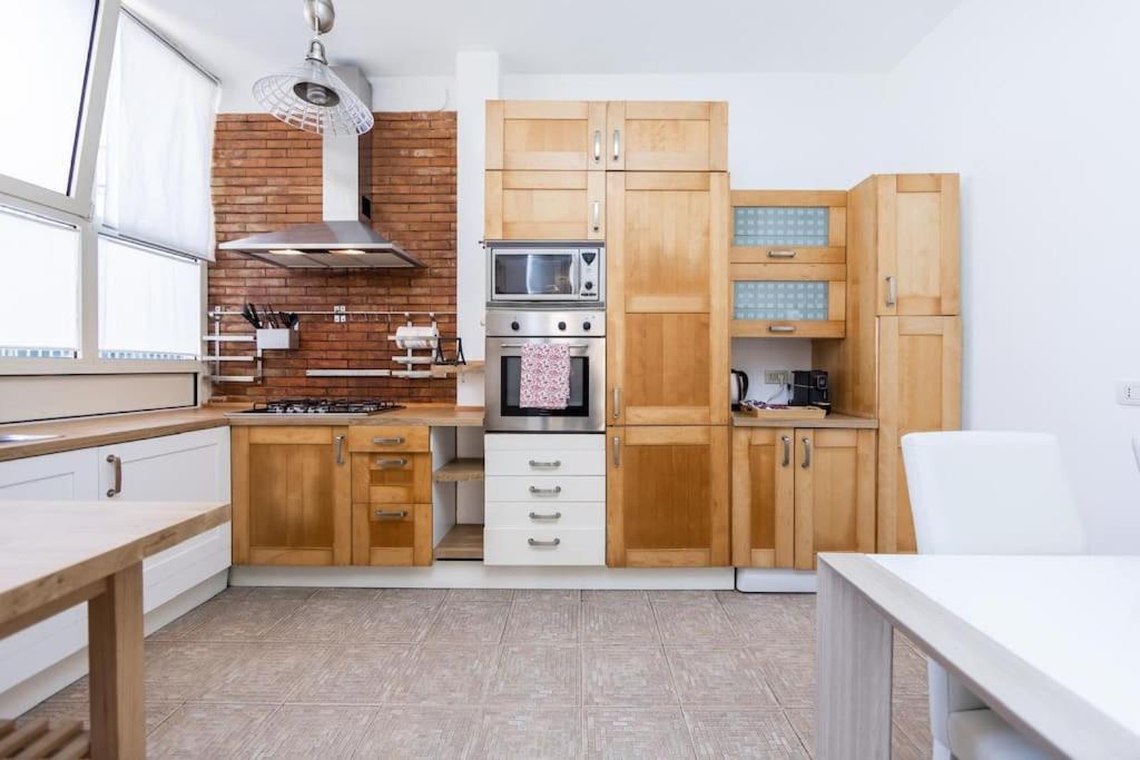 O bucătărie sau chicinetă la Trilocale con patio esterno