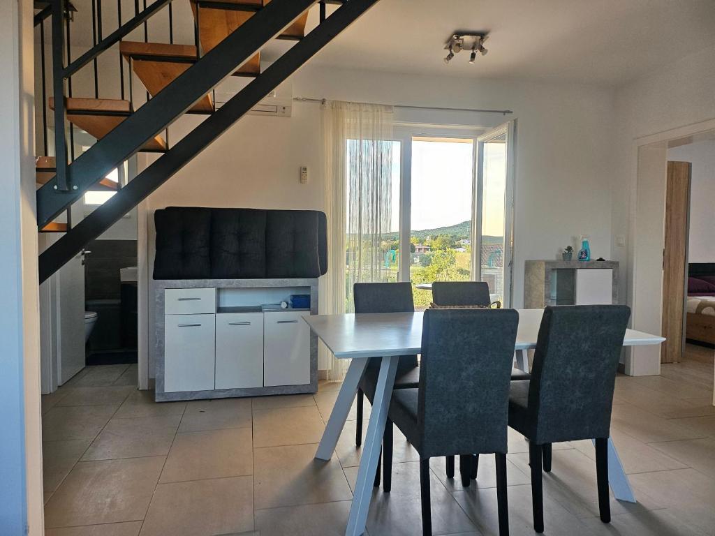 Televízia a/alebo spoločenská miestnosť v ubytovaní Apartman Dominic